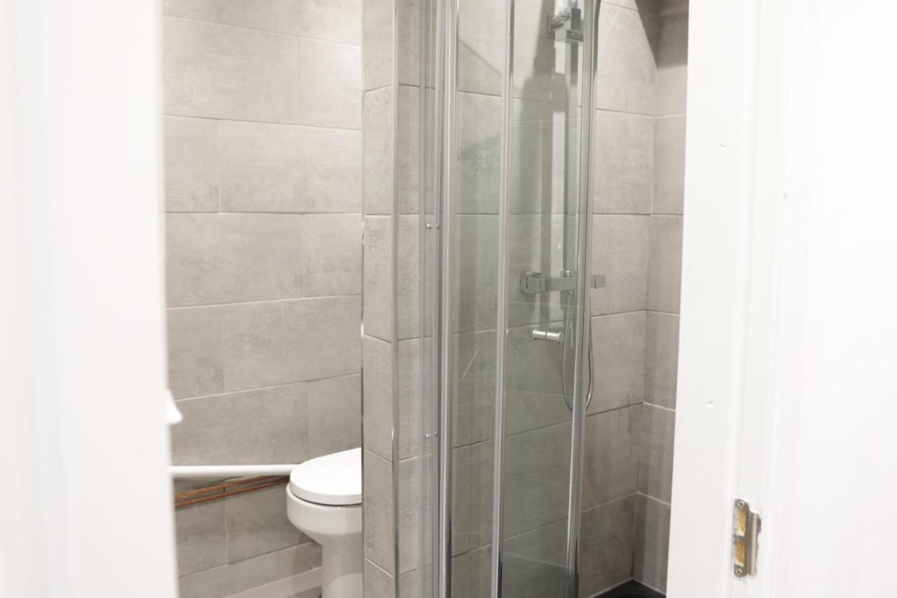 5 Bed Town House Within City Centre And Sleeps Up To 11 With Sky And Netflix เบอร์มิงแฮม ภายนอก รูปภาพ