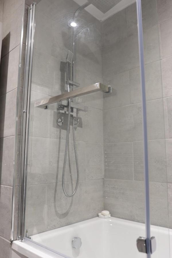 5 Bed Town House Within City Centre And Sleeps Up To 11 With Sky And Netflix เบอร์มิงแฮม ภายนอก รูปภาพ