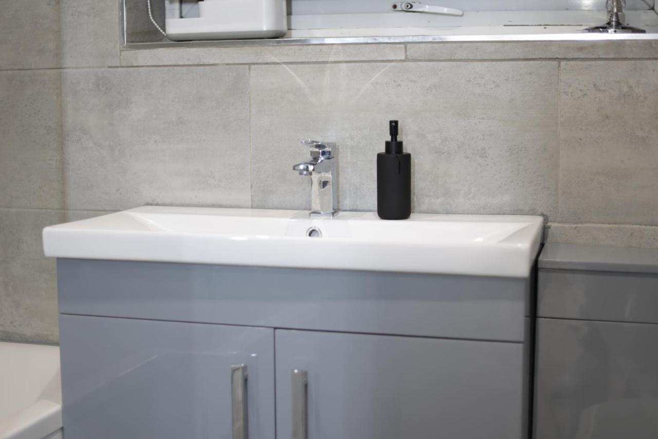 5 Bed Town House Within City Centre And Sleeps Up To 11 With Sky And Netflix เบอร์มิงแฮม ภายนอก รูปภาพ