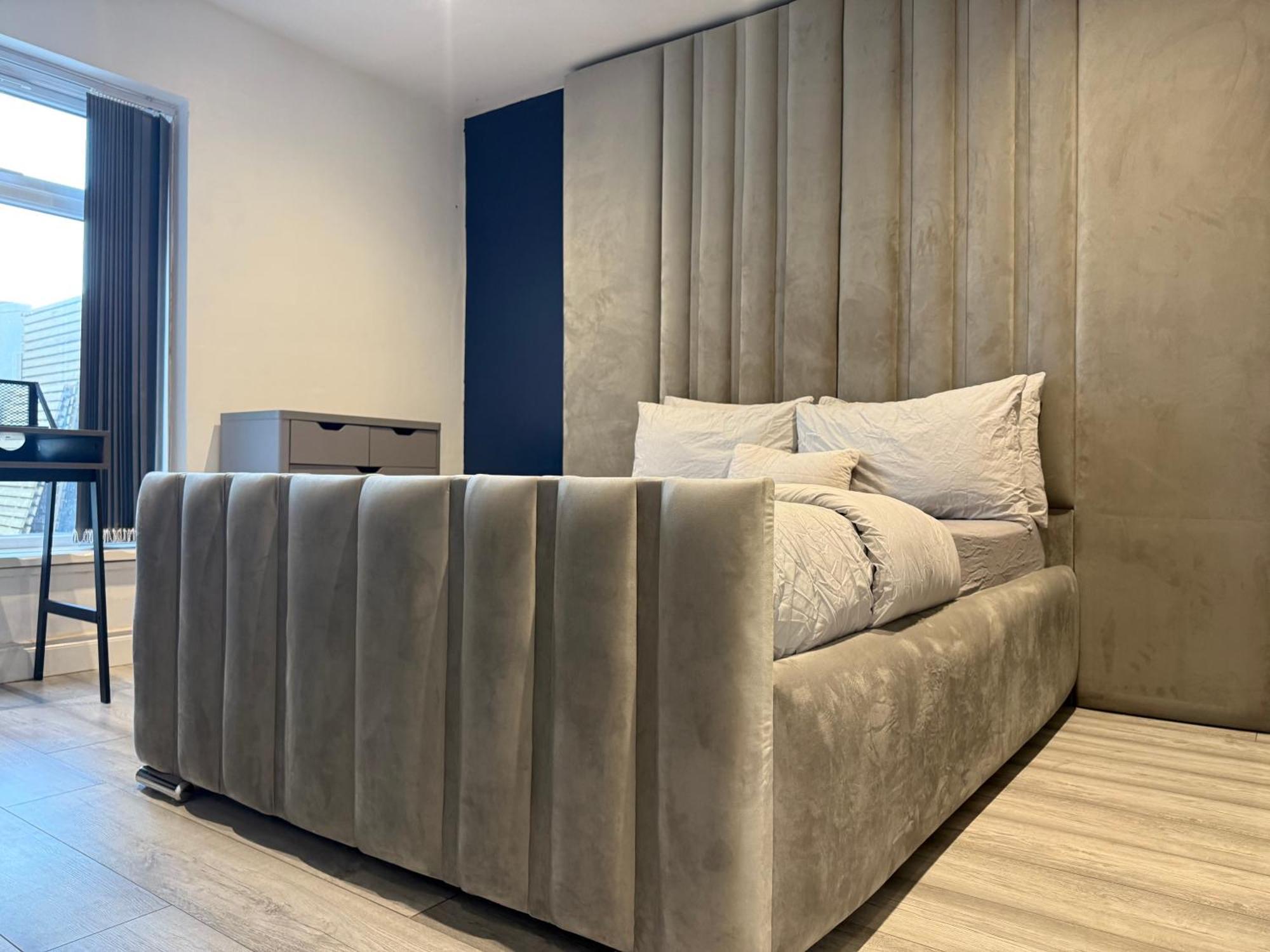 5 Bed Town House Within City Centre And Sleeps Up To 11 With Sky And Netflix เบอร์มิงแฮม ภายนอก รูปภาพ