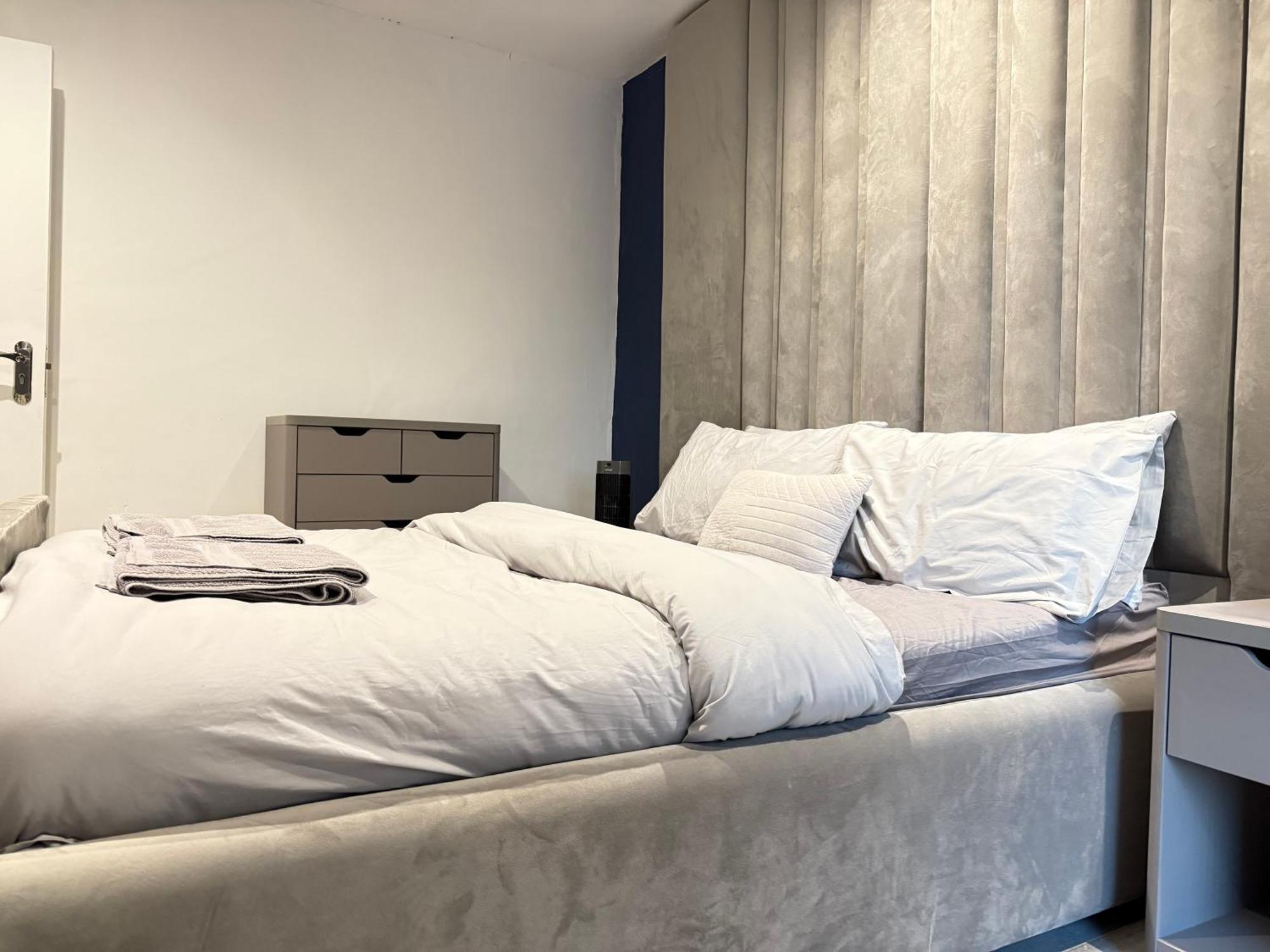 5 Bed Town House Within City Centre And Sleeps Up To 11 With Sky And Netflix เบอร์มิงแฮม ภายนอก รูปภาพ